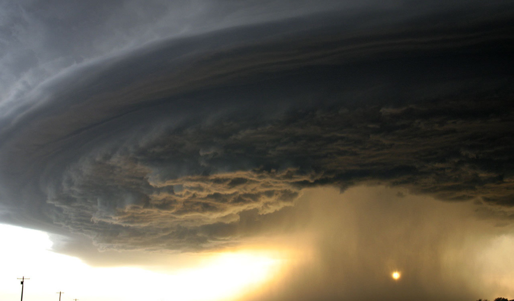 Торнадо у дороги