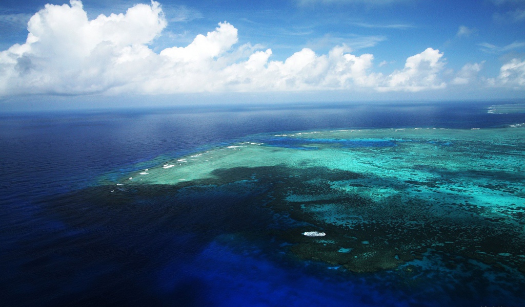 Белые облака над океаном