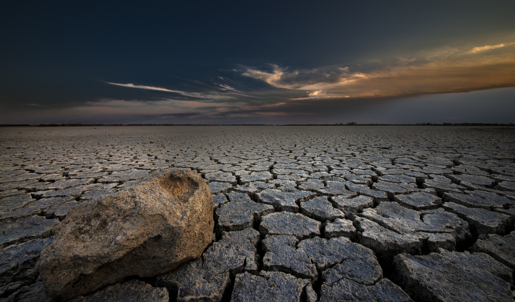 Потрескавшаяся земля в пустыне