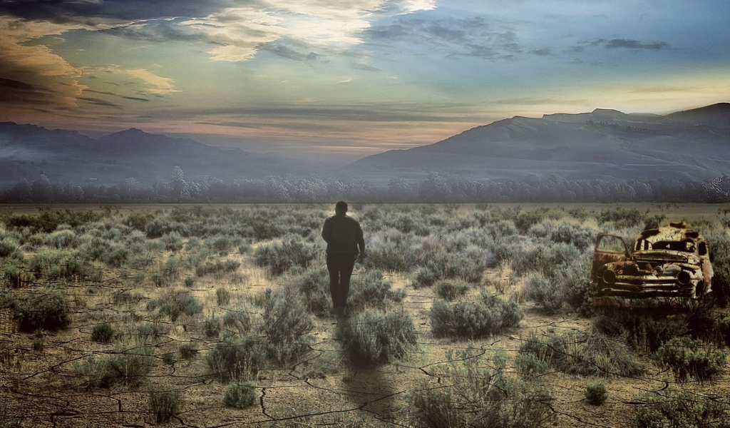 Человек идет по пустыне