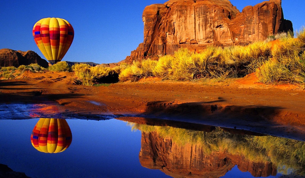 Лужа на дороге и воздушный шар