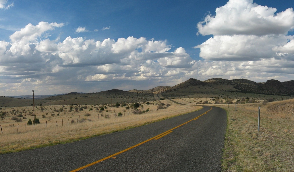Дорога через поле в горы