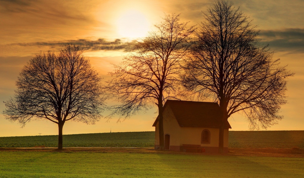Одинокая часовня в поле