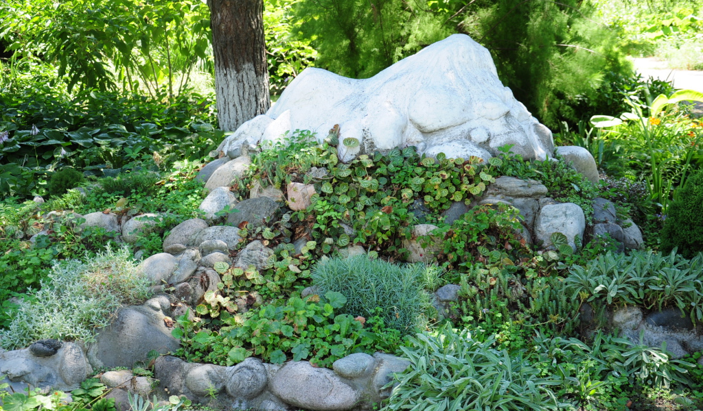 Альпийская горка в саду