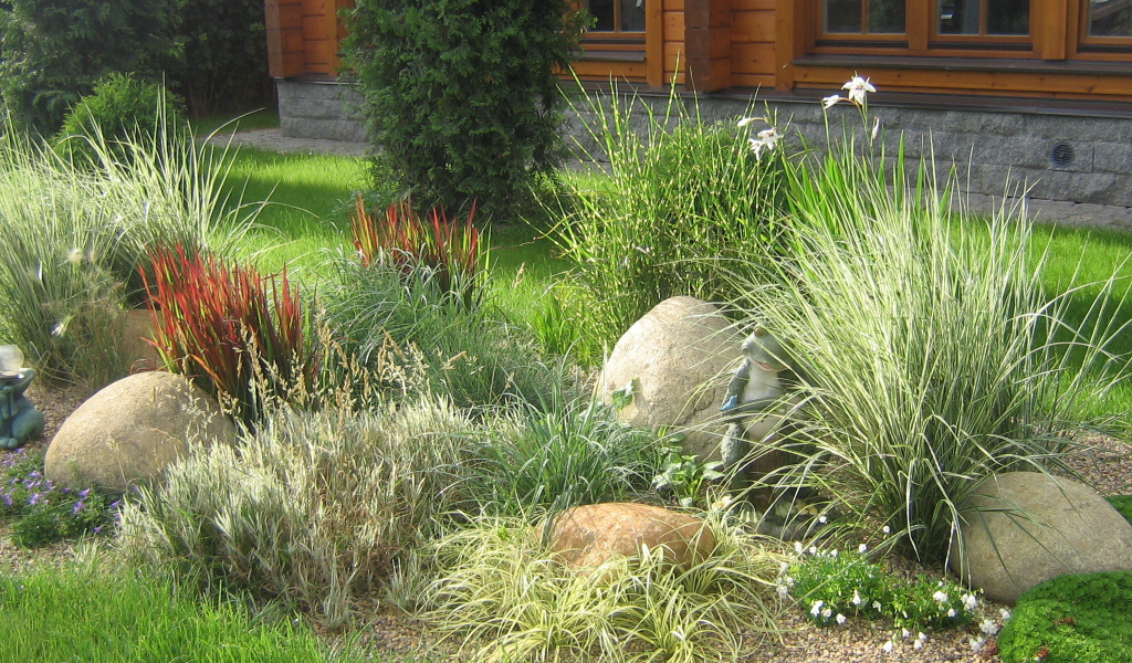 Красивая альпийская горка возле дома