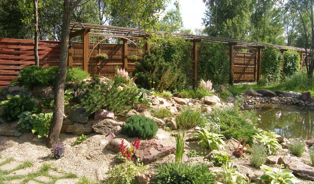 Красивая альпийская горка в саду