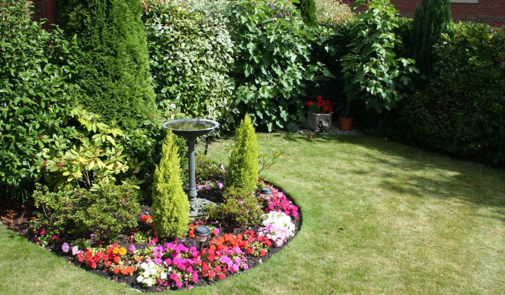 Красивая альпийская горка на газоне