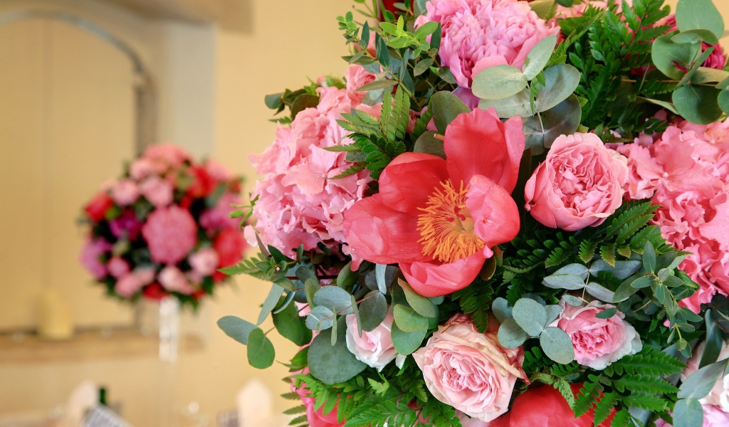 Красивый букет пионов