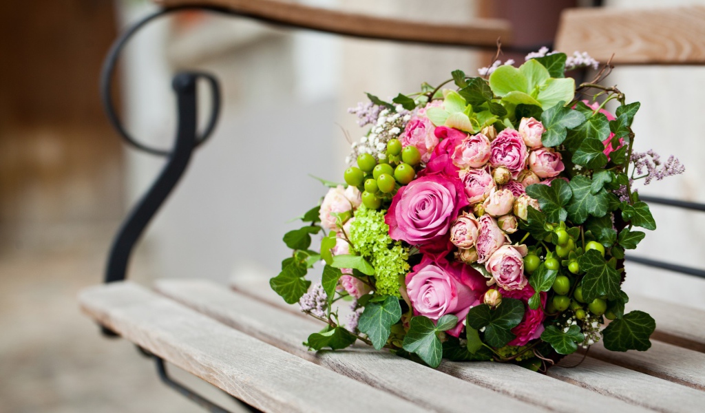 Красивый букет на лавке