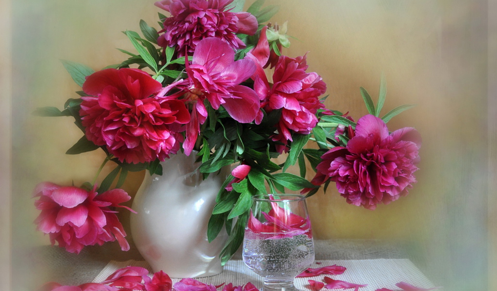 Красивые цветы пионы в вазе