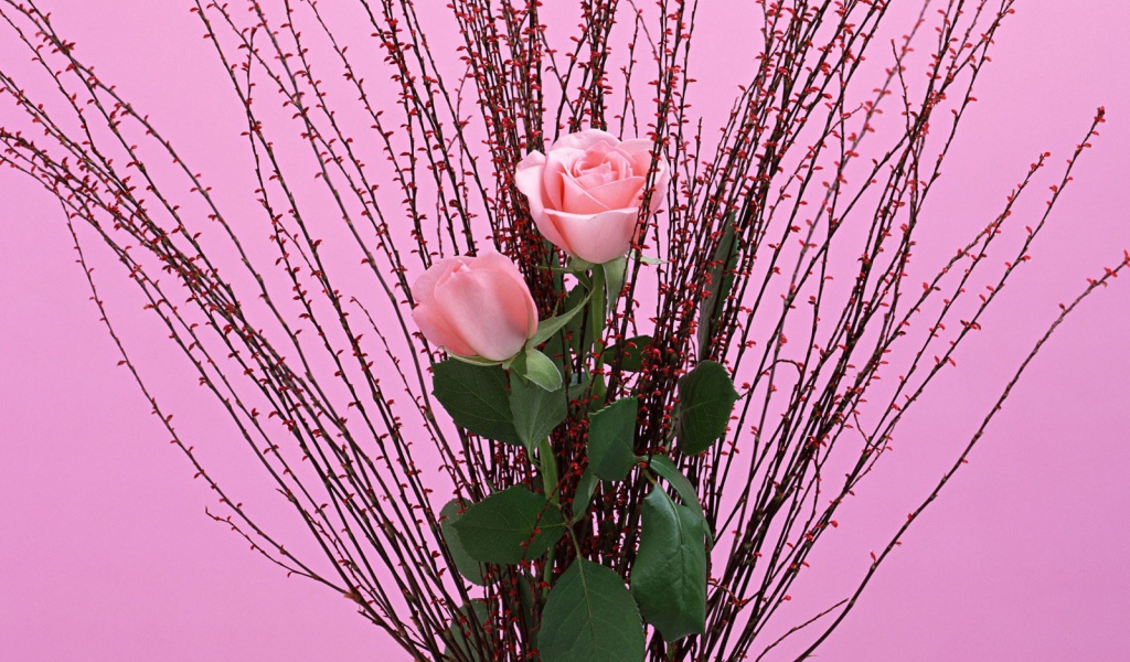 Букет из веток и роз