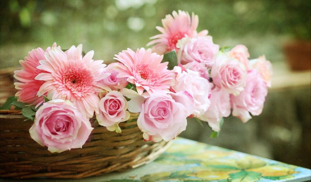 Букет из герберов и роз