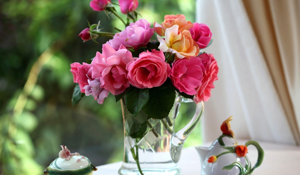 Букет роз в стеклянном кувшине