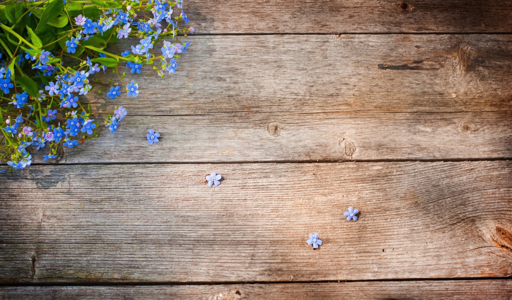 Букет на деревянном столе