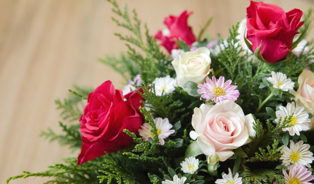 Цветы хризантема и роза