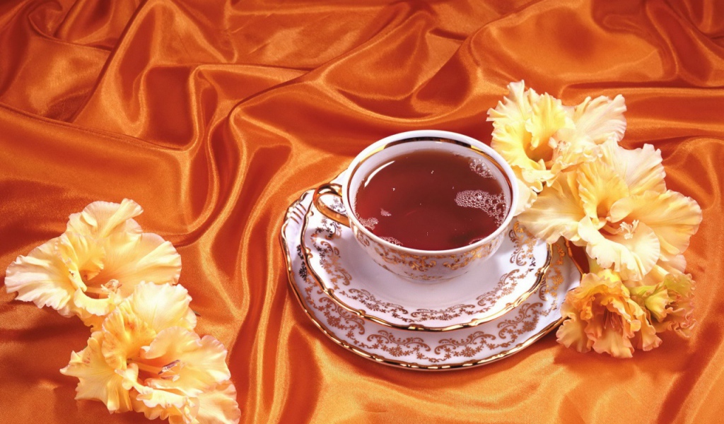 Чашка чая с гладиолусами