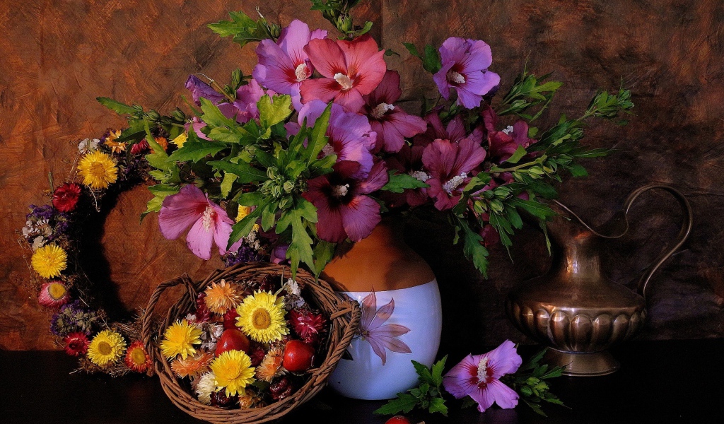 Цветы в кувшине и в корзине