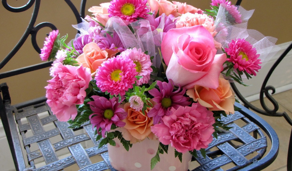 Цветы на кованном стуле