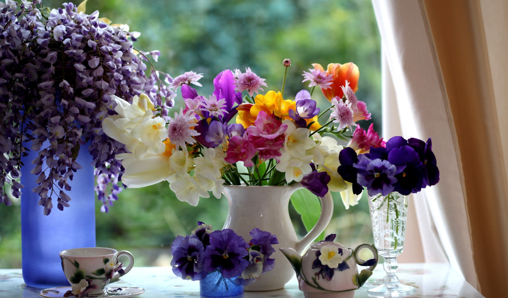 Букеты цветов на подоконнике