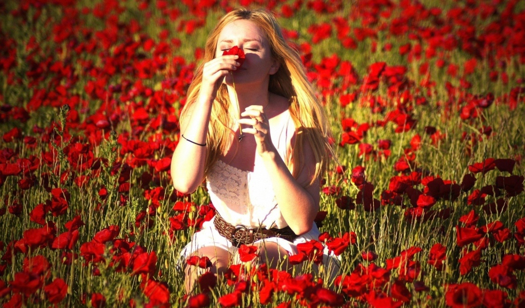 Девушка на маковом поле