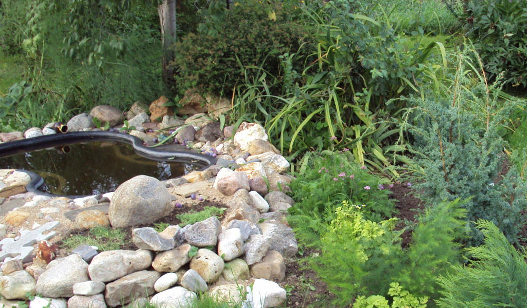 На поляне красивая альпийская горка