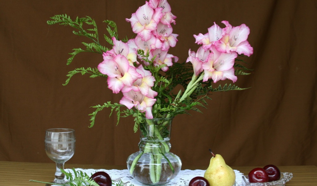 Натюрморт с букетом гладиолусов