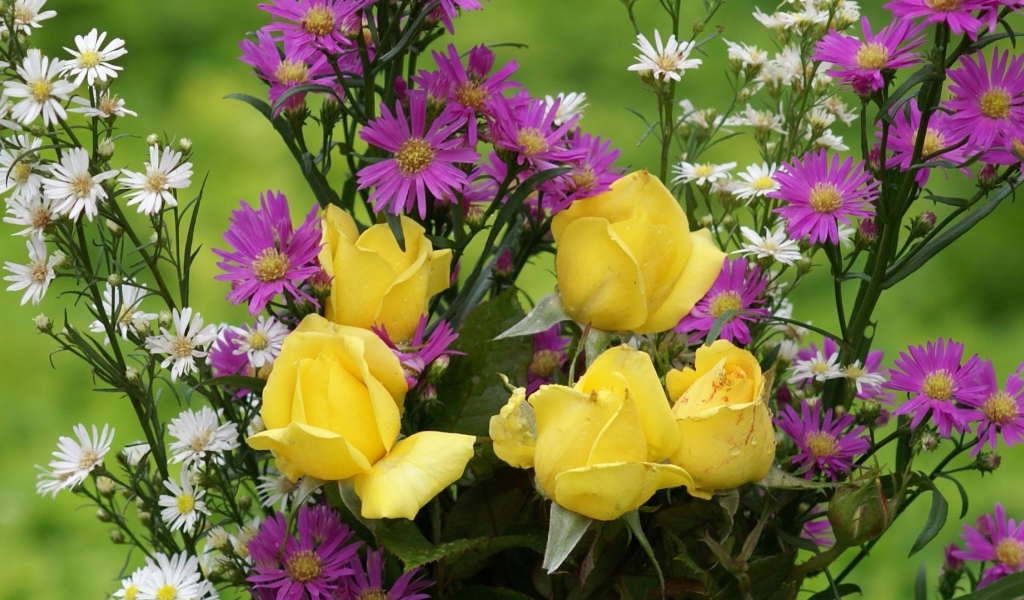 Жёлтые розы и другие цветы в букете