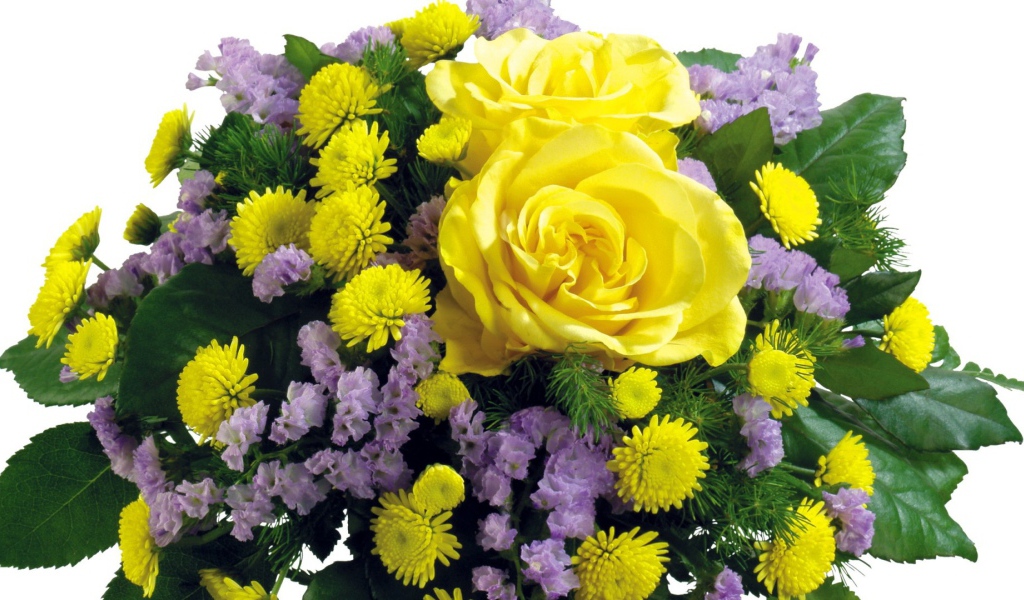 Жёлтые розы в букете с другими цветами