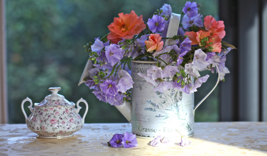 Букет цветов и сахарница