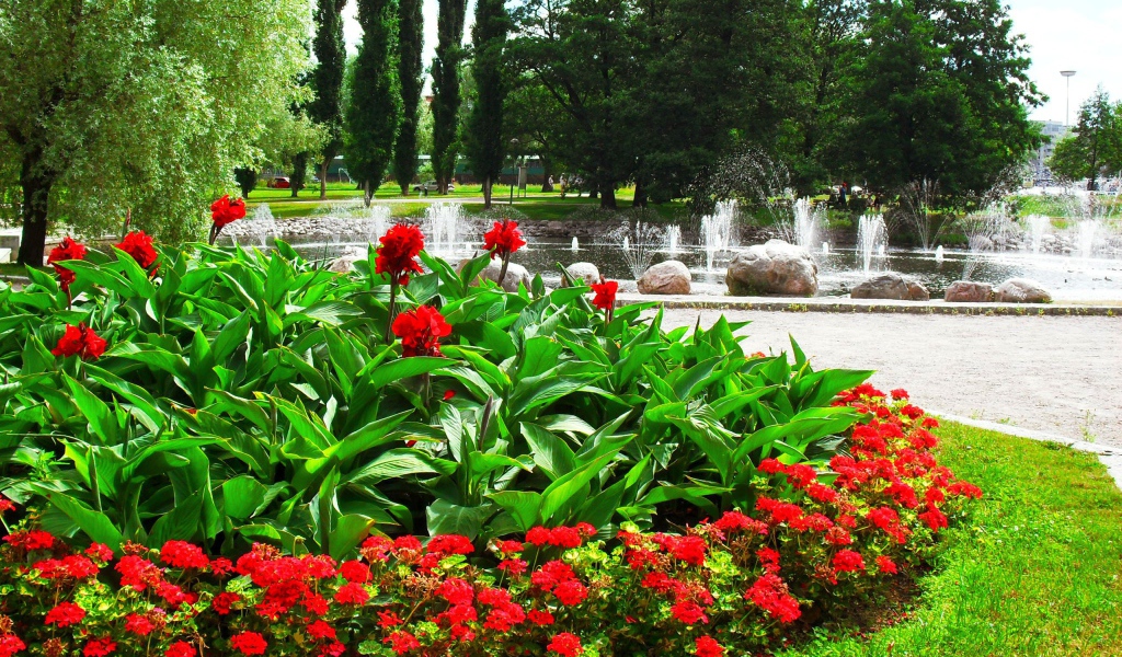 Цветочная клумба у фонтана