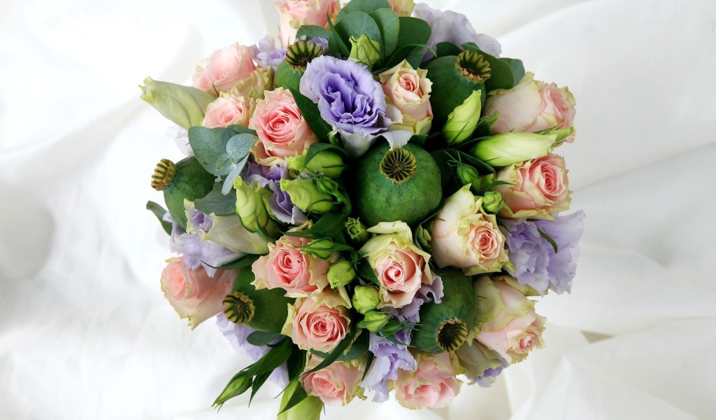 Композиция из роз и мака