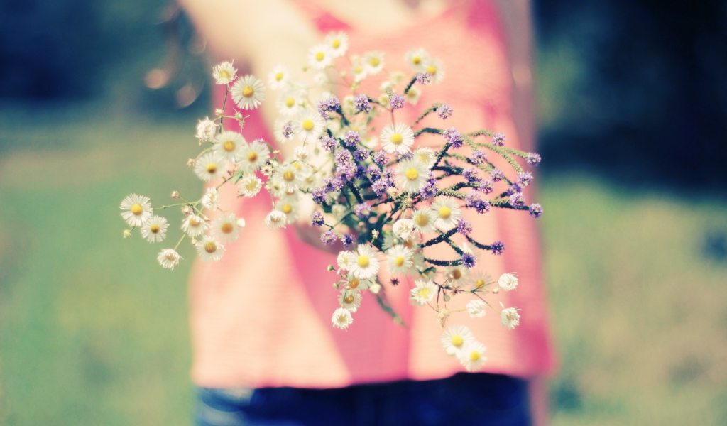 Девочка с букетом цветов