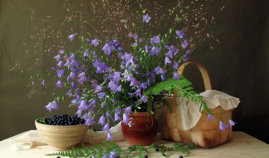 Натюрморт с букетом колокольчиков