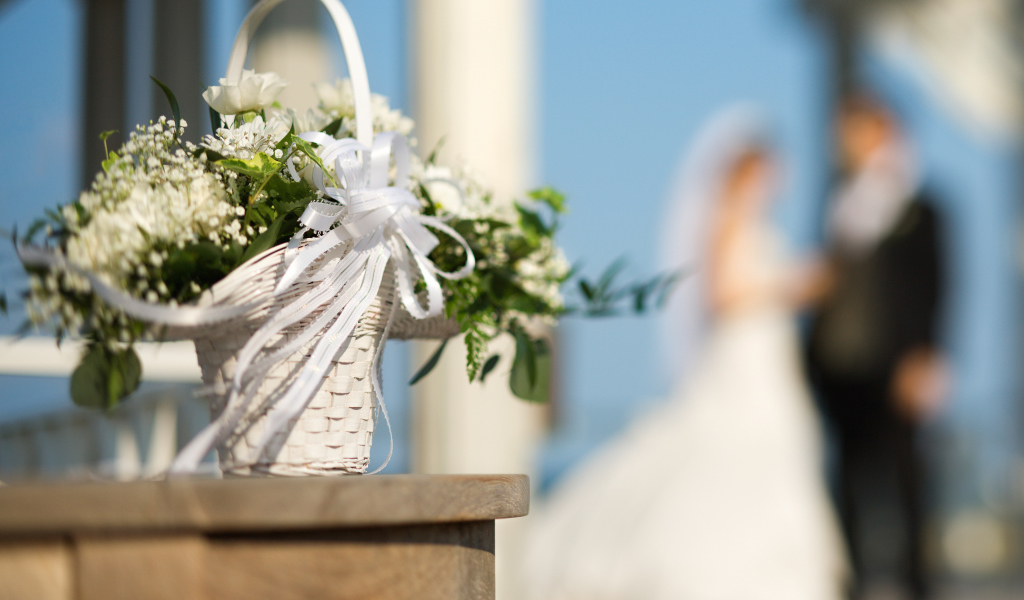 Свадебный букет в белой корзине