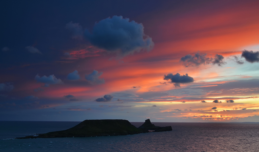 Одинокий остров в море