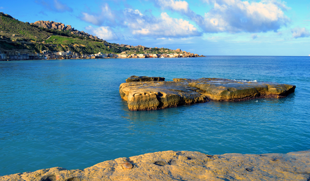 Маленький остров скала