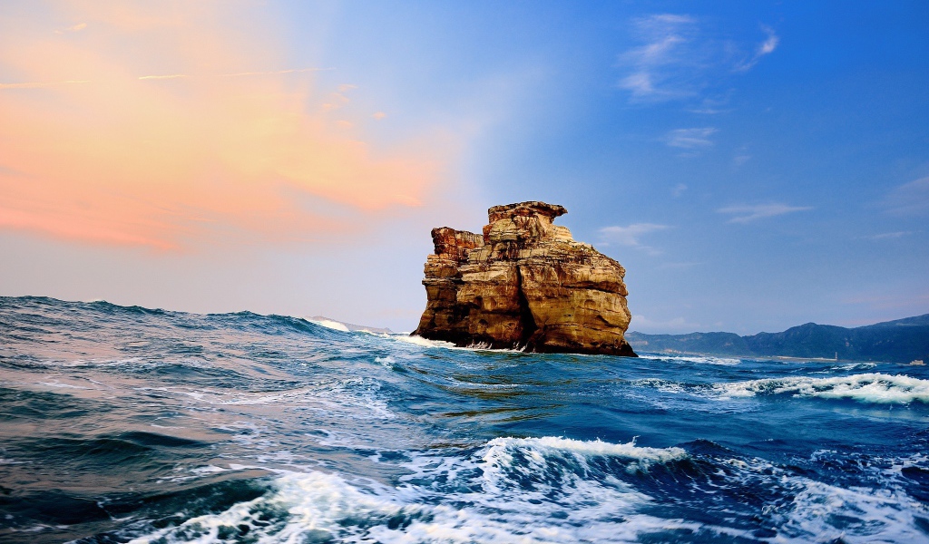 Каменная скала в море