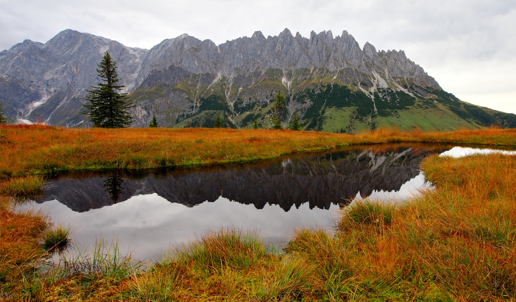 Маленькое озеро у подножия гор