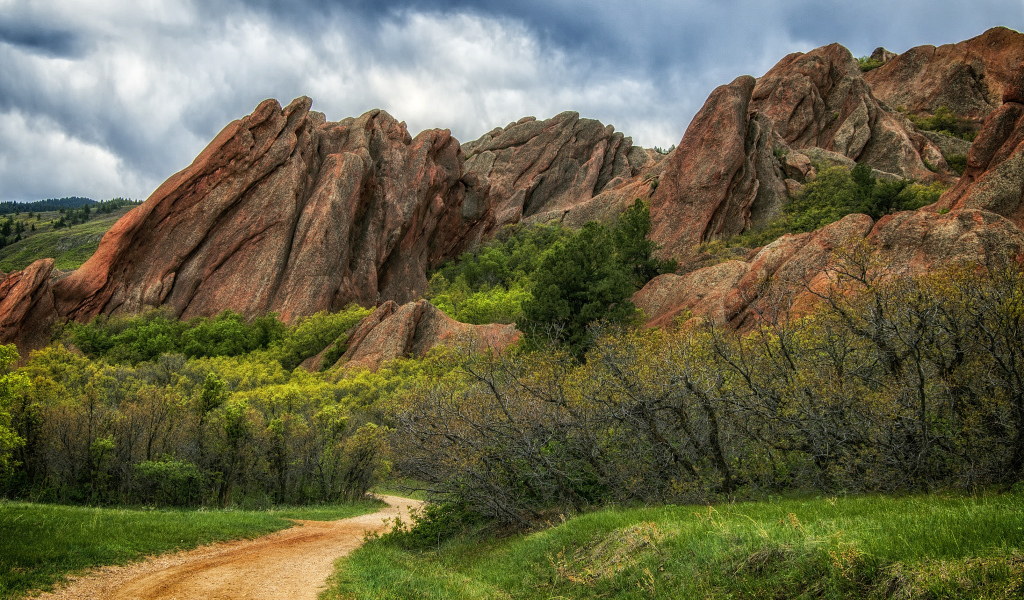 Древние горные скалы