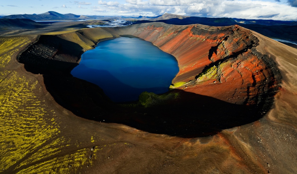 Озеро в кратере вулкана