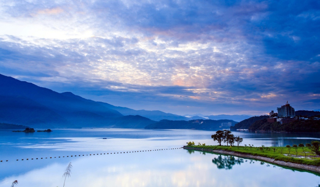 Голубые горы вдали