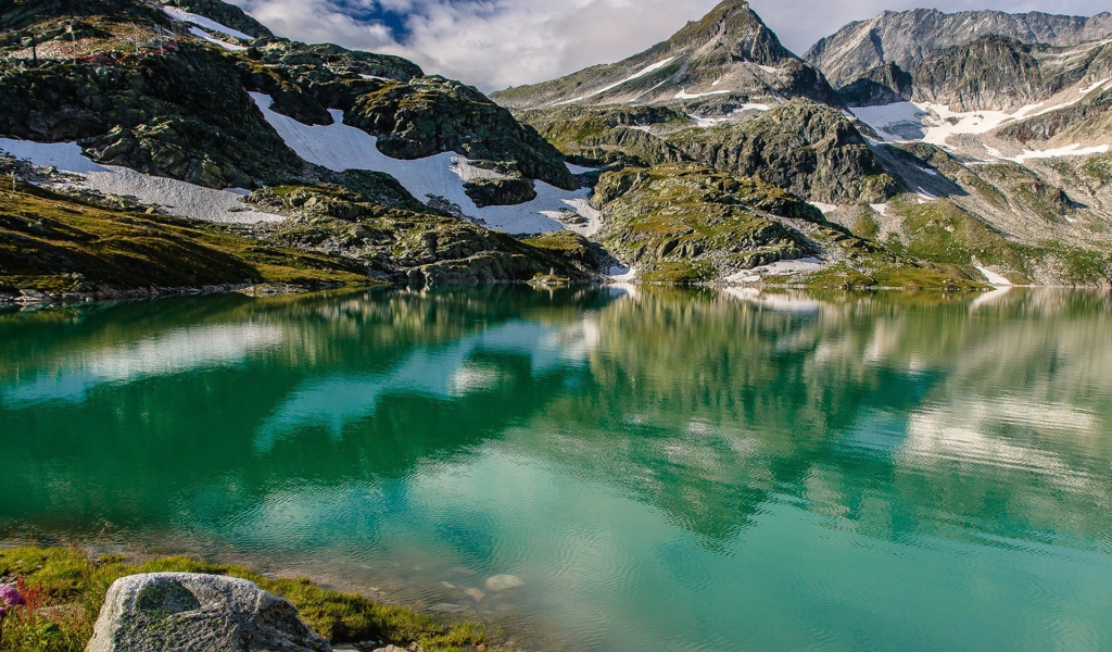Зеленая вода горного озера