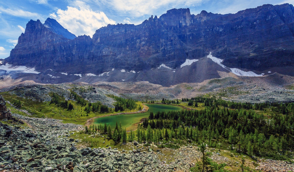 Суровый горный пейзаж