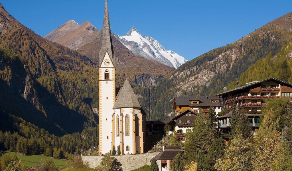 Высокая часовня в горах