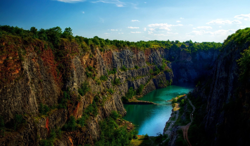 Озеро в каньоне