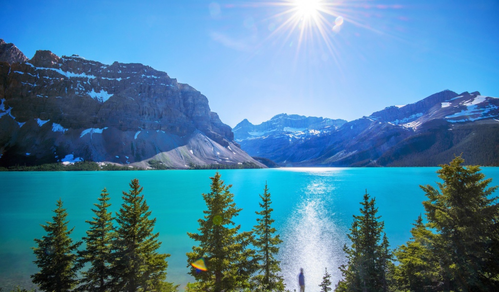 Горное озеро в лучах солнца