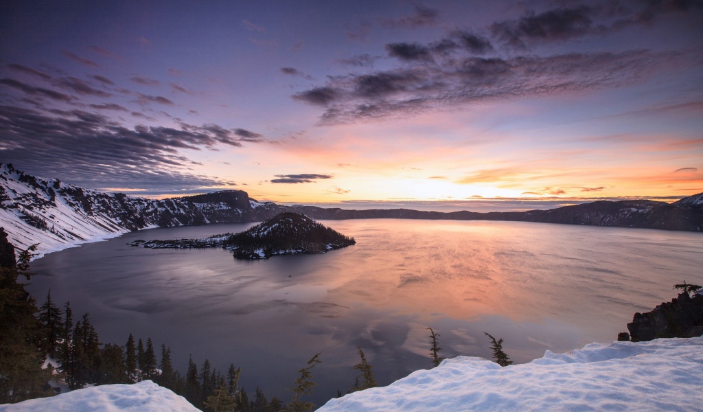 Горное озеро с островом