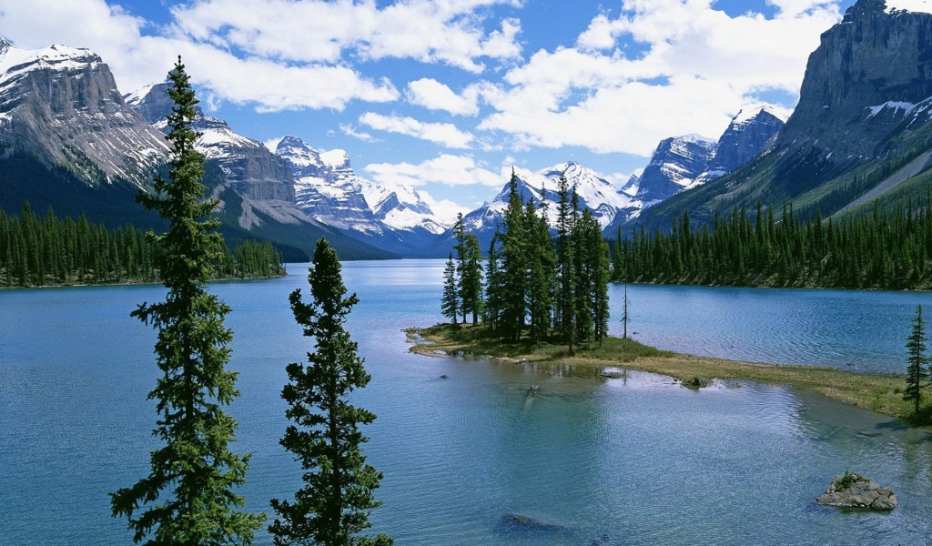 Горное озеро с островом и деревьями