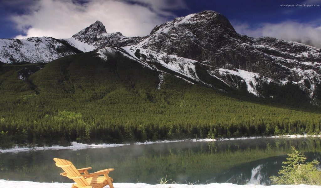 Горный пейзаж со стулом