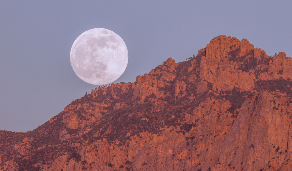 Горы и луна